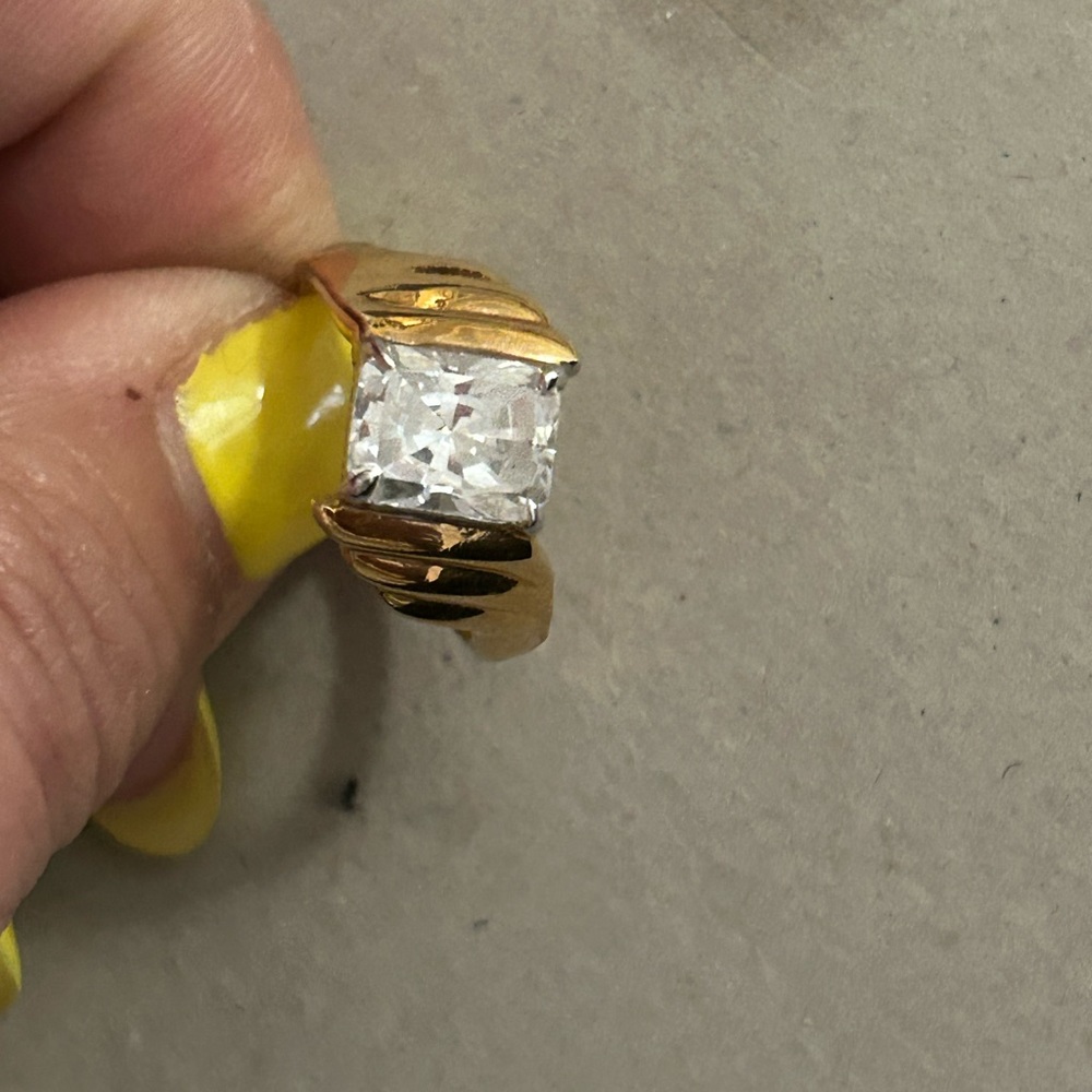 Women’s vintage ring. Gold tone with clear gemstone. CF signed. Size 10.